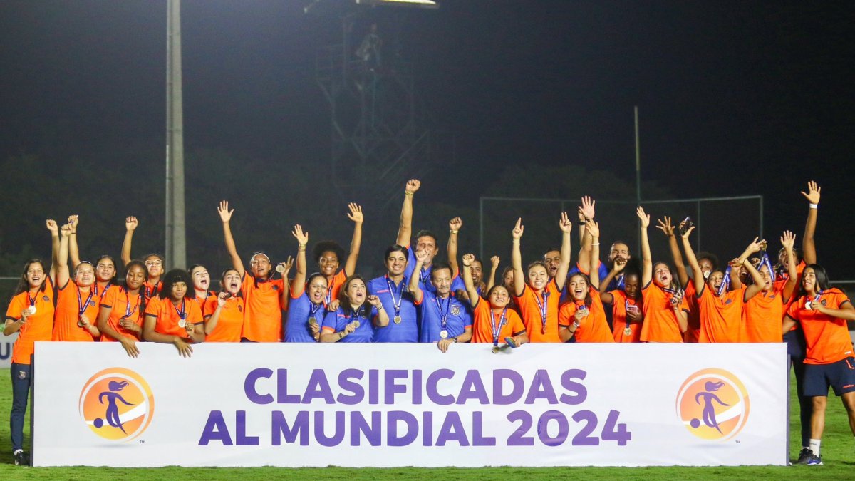 Las jugadoras y cuerpo técnico de la selección sub-17 con las medallas de bronce obtenidas en el Sudamericano de Cartagena.