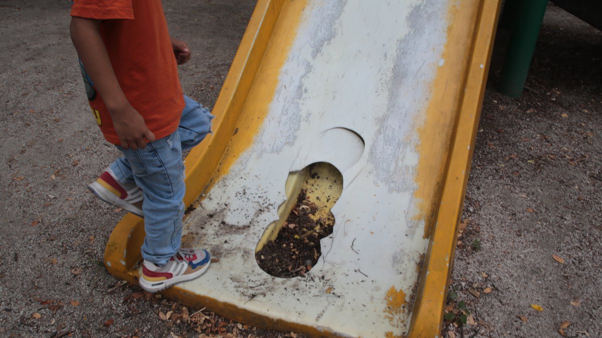 Una resbaladera con daños imposibilita que niños la utilicen. Esta estructura está ubicada en el parque El Cigarro, en Mirtos entre Ficus y Las Monjas.