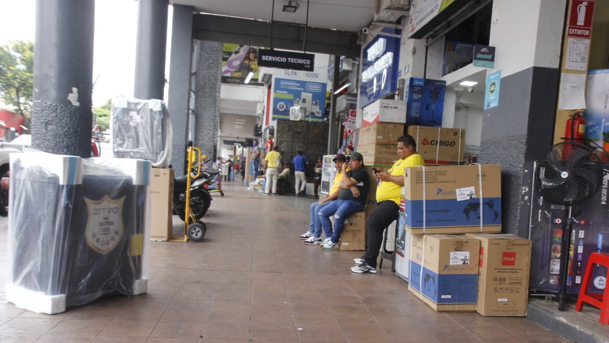 Bahía. Vendedores de almacenes de electrodomésticos ayer se desesperaron por la falta de clientes. Una escena diferente a la que hubo el fin semana, cuando aún se pagaba por el IVA el 12 %.