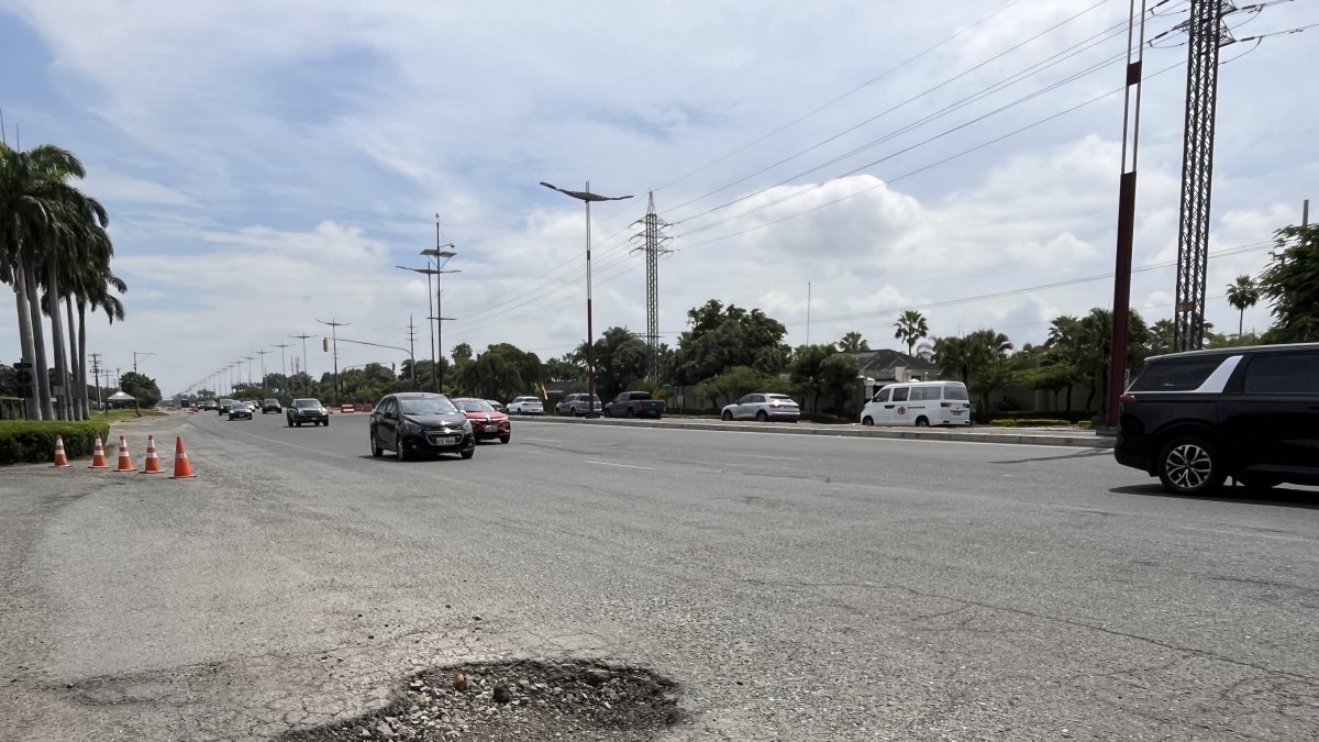 Depresiones. La calzada de la avenida Samborondón, del sentido sur-norte, es la que más fallas presenta. Los conductores deben evitar transitar sobre ellos.