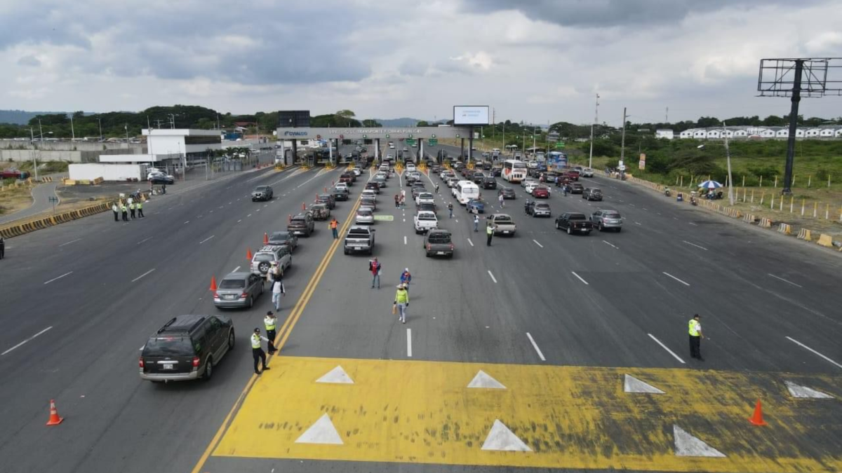 El peaje de Chongón, uno de los puntos con mayor afluencia durante las fechas de asueto.