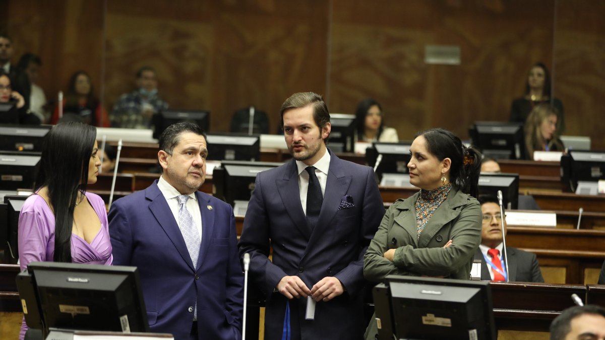 Torres (segundo de la derecha) compartió en la legislatura anterior con Muentes. Eran parte de la misma bancada.