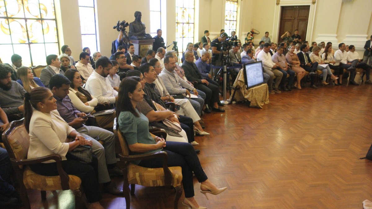 Los Alcaldes permanecieron durante la mañana y tarde de este 01 de abril en la Gobernación del Guayas.