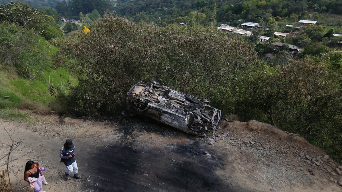 Cauca. Personas caminan junto a carro en el que viajaba gente del EMC.