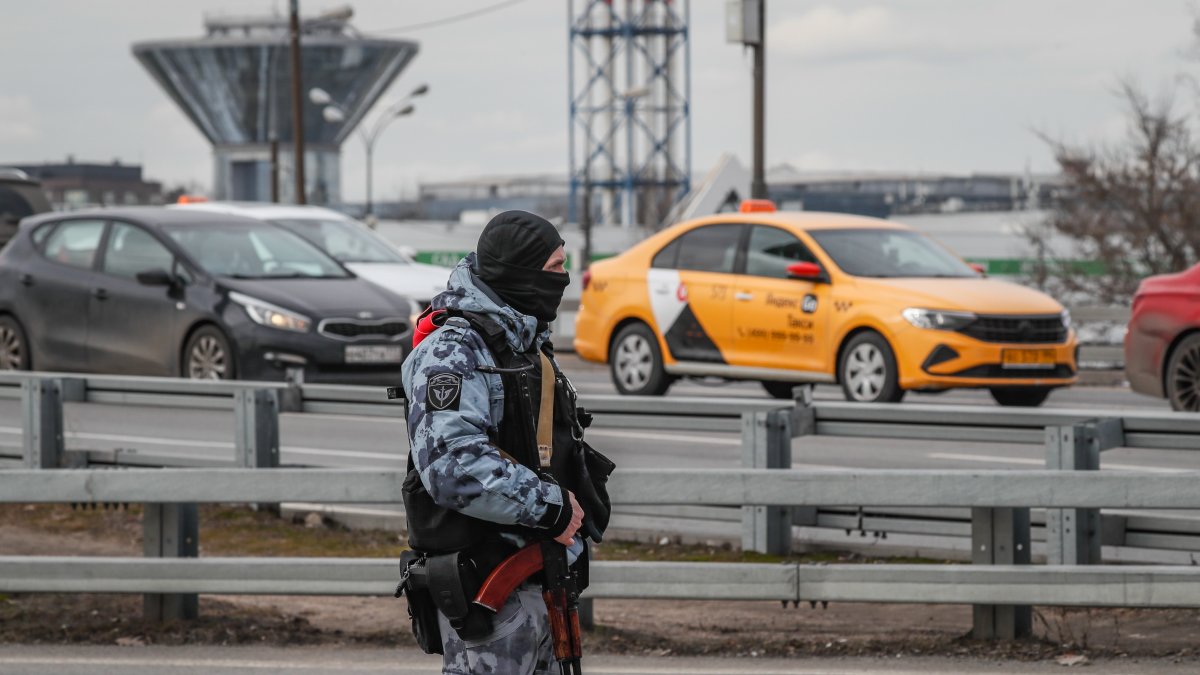 Un policía ruso en el lugar del atentado al Crocus City Hall.