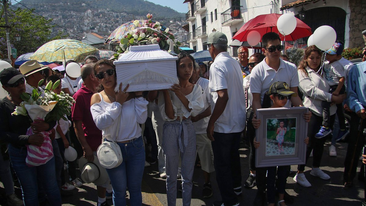 Familiares y amigos despiden a la niña Camila Gómez Ortega quien fue asesinada, en el municipio de Taxco, en Guerrero (México).