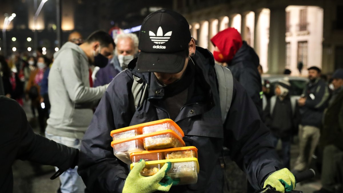 Un hombre recibe alimentos durante una 