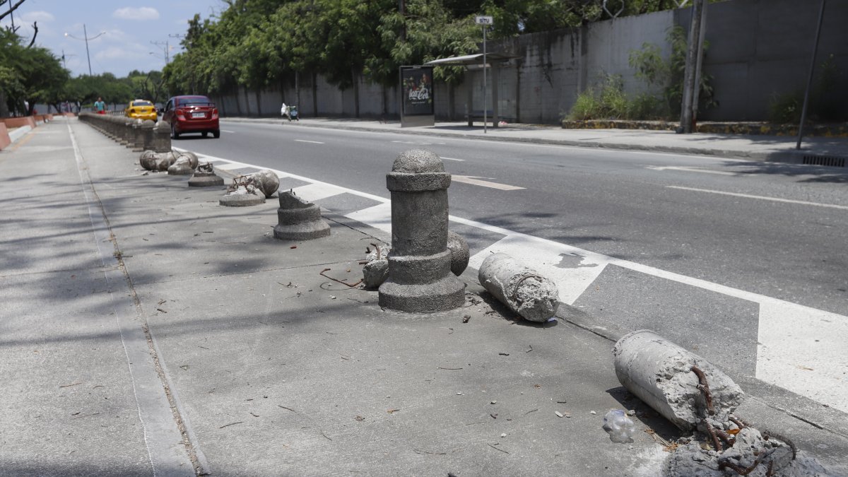 Este es el estado de los bolardos en la avenida Barcelona, en Guayaquil.
