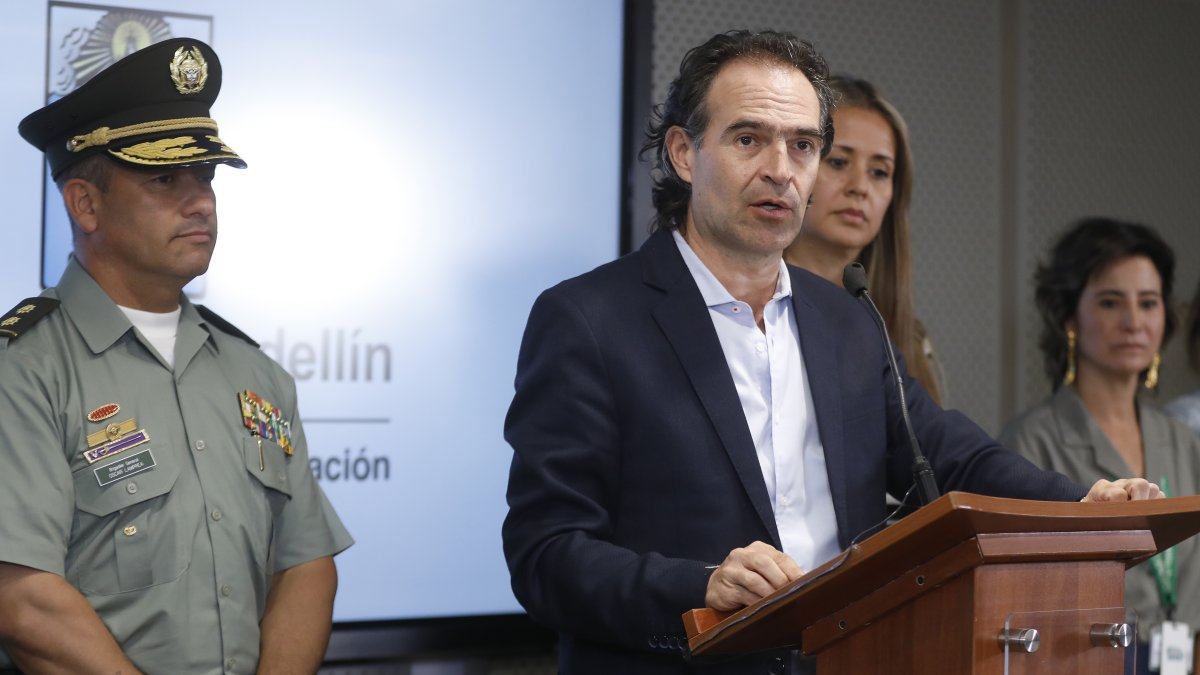 El alcalde de Medellín, Federico Gutiérrez, habla durante una rueda de prensa este lunes 1 de abril de 2024 en Medellín (Colombia).