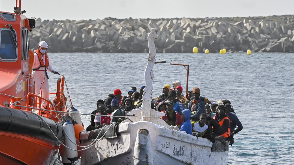 Canarias. Un grupo de 108 inmigrantes, tras ser rescatados en España.