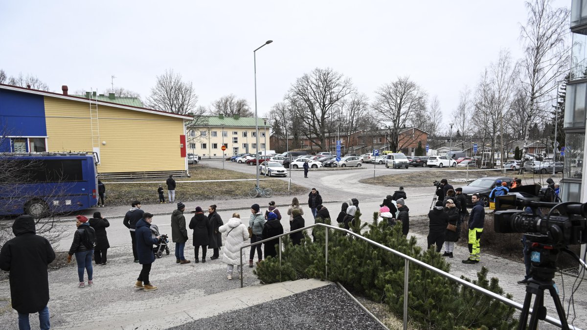 Agentes de la policía en el lugar del tiroteo en una escuela en Vantaa, Finlandia, este martes 2 de abril de 2024.