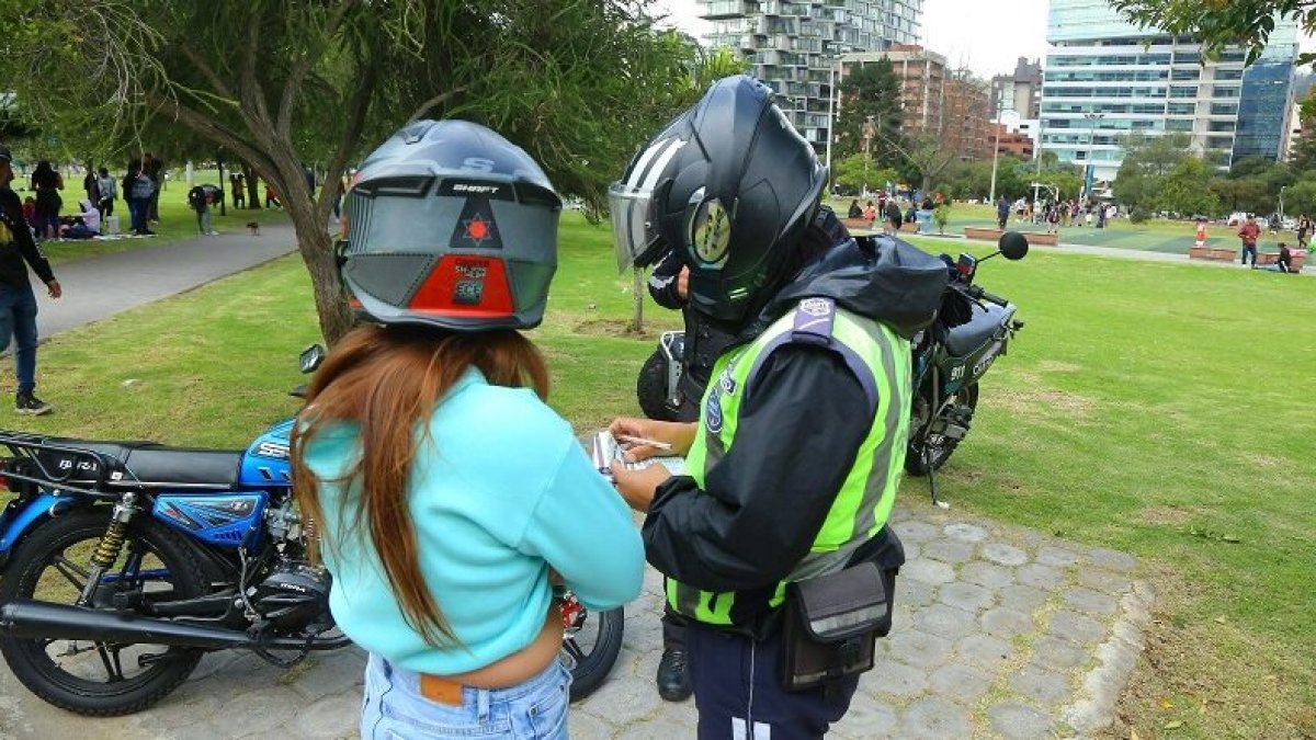 Los vehículos motorizados no deben atravesar las zonas recreativas.
