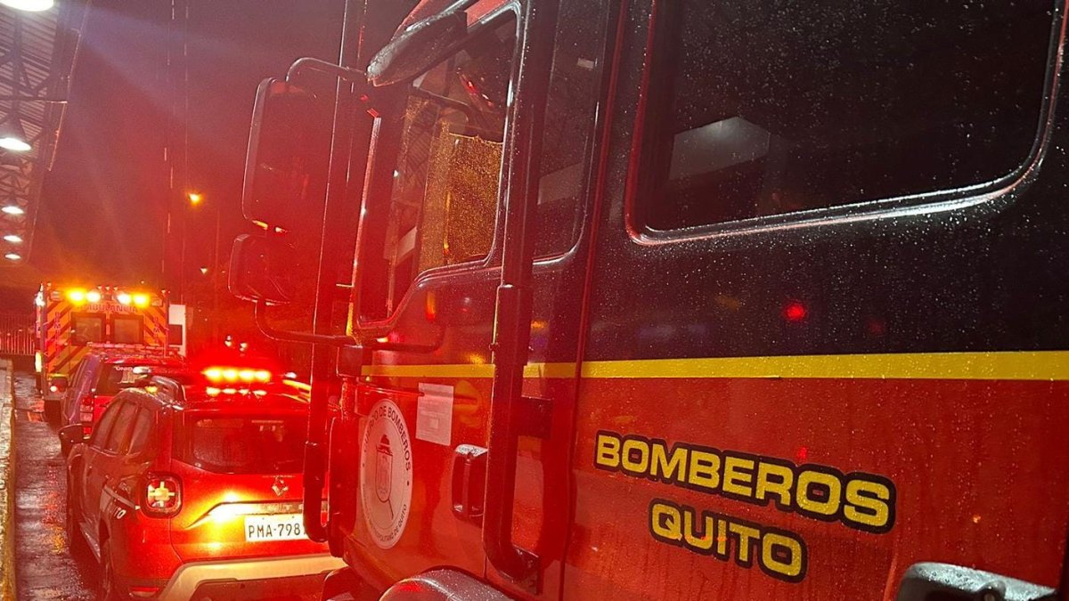 Imagen referencial. Paramédicos de los Bomberos ayudaron a un motociclista, que quedó herido en un siniestro vial.