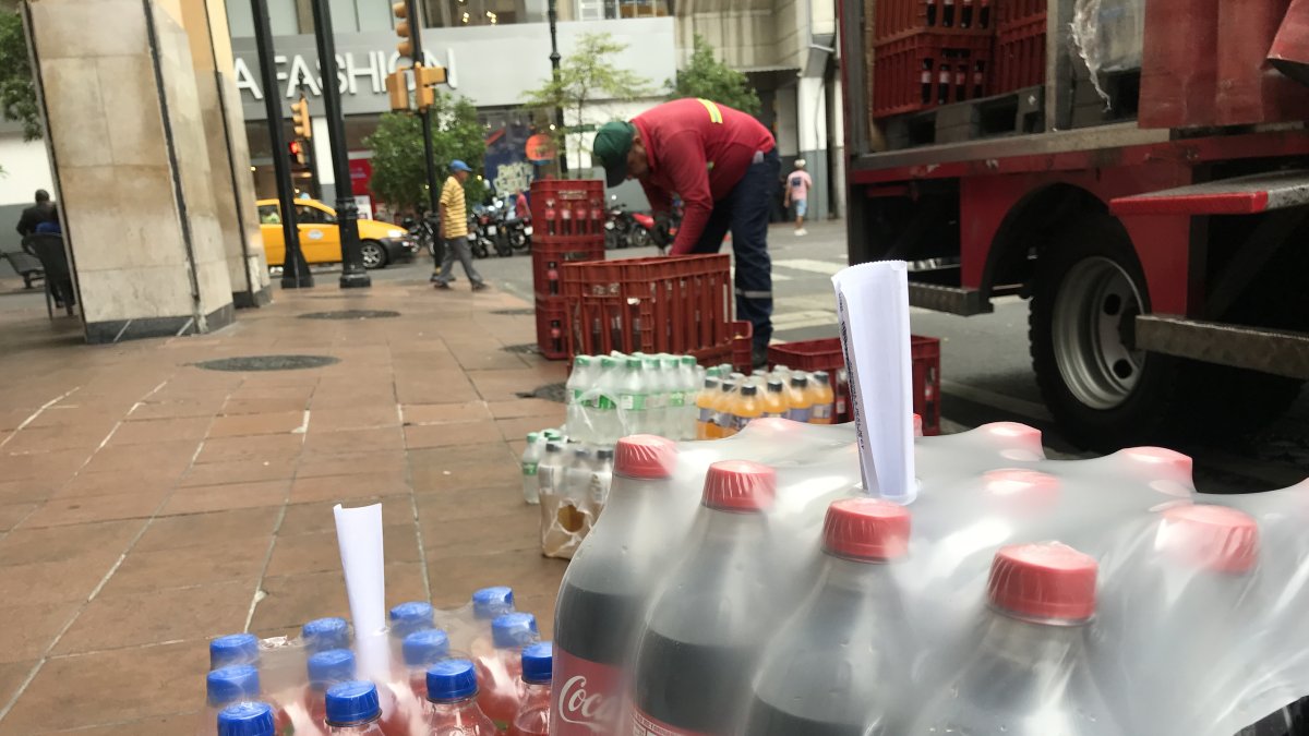 Distribución.- El martes 2 de abril de 2024 un camión entrega bebidas a locales en el centro de Guayaquil.