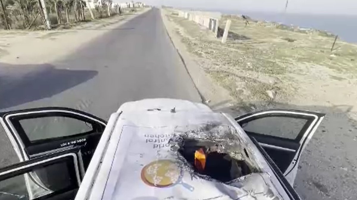 El coche de la organización humanitaria World Central Kitchen (WCK) bombardeado por las fuerzas israelíes.