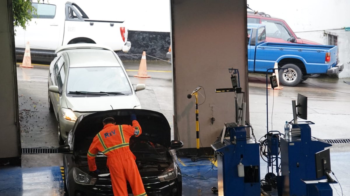 Los técnicos revisan luces, ruidos, gases, número de chasis, llantas, cinturones de seguridad.