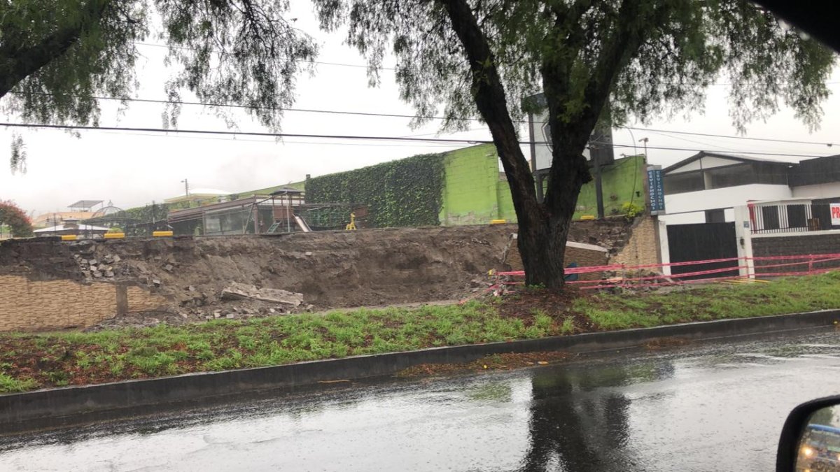 Pedazos del muro cayeron sobre la avenida Manuel Córdova Galarza, tras el colapso de la estructura.