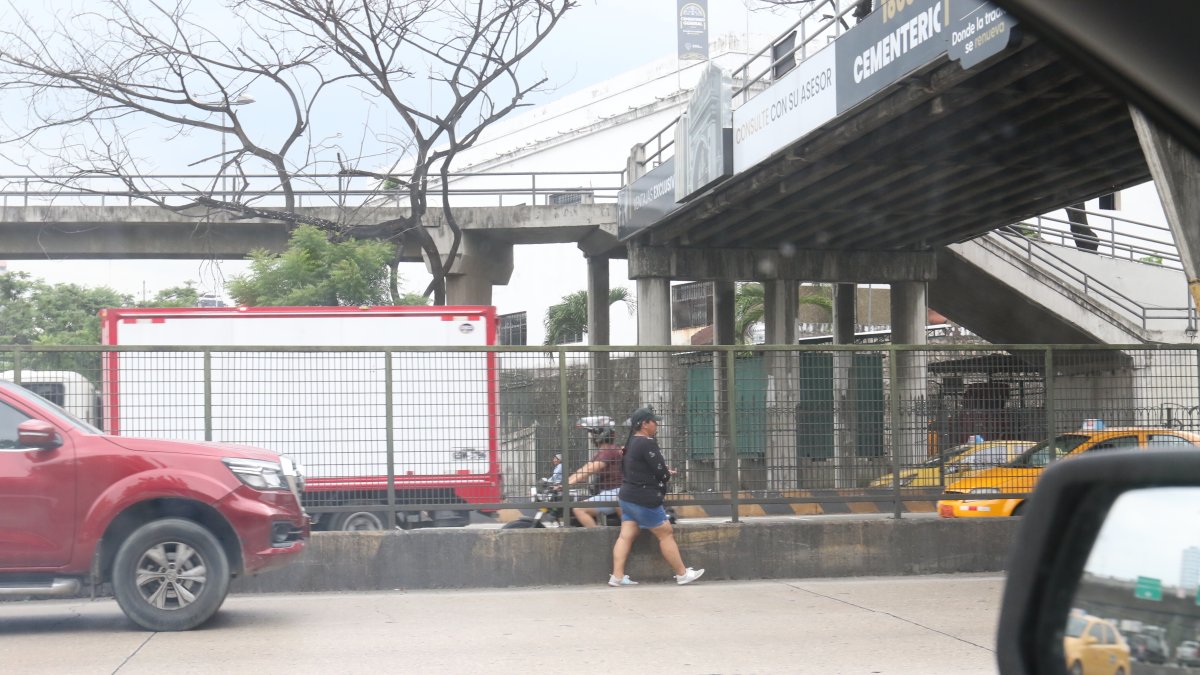 En plena avenida Quita, frente al cementerio general, los peatones cruzan en medio de la calzada.
