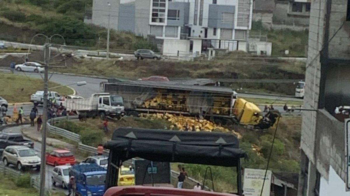 El tráiler chocó contra las barandas de seguridad, lo que provocó la caída de cientos de botellas de cerveza sobre la avenida Simón Bolívar.