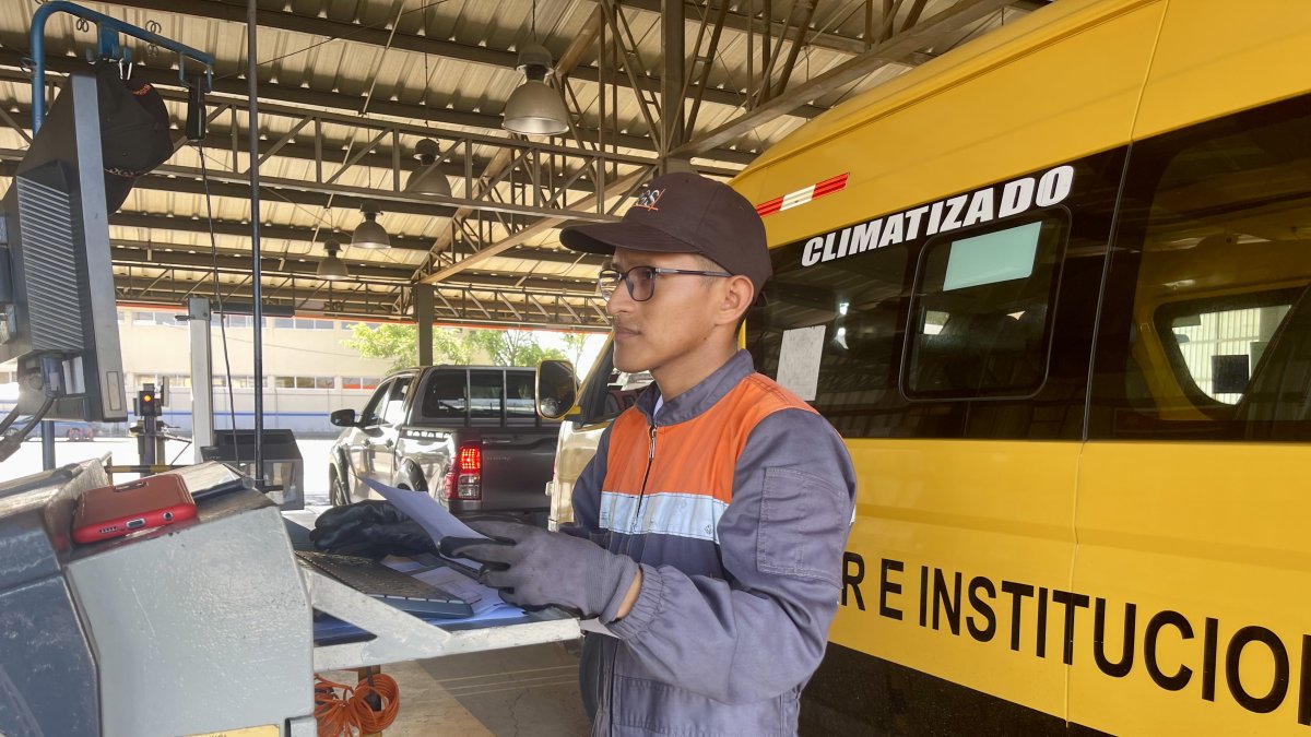 En Guayaquil hay un total de 2.951 buses escolares. El 35 % de ese total ya cumplió con el proceso.