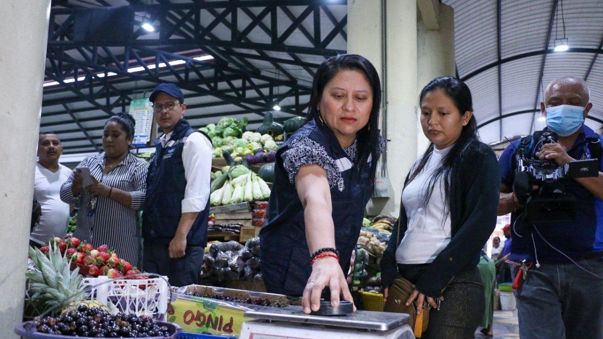 Operativo.- La autoridad se asegura de que la balanza no esté alterada, en un control realizado este martes 2 de abril de 2024.