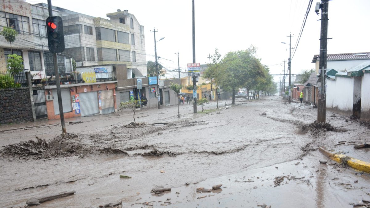 El Cuerpo de Bomberos (CBQ) reportó un posible aluvión en los sectores de La Gasca y La Comuna, al noroccidente de Quito.
