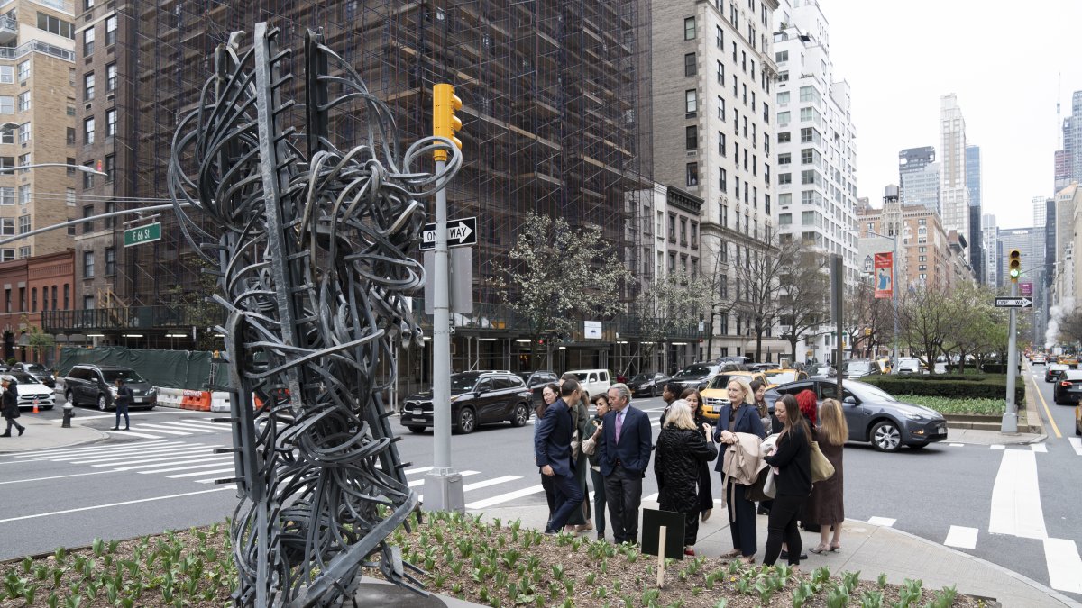 una escultura del artista Jorge Otero-Pailos durante la inauguración de la exposición 'Analogue Sites', expuesta en Park Avenue de Nueva York.