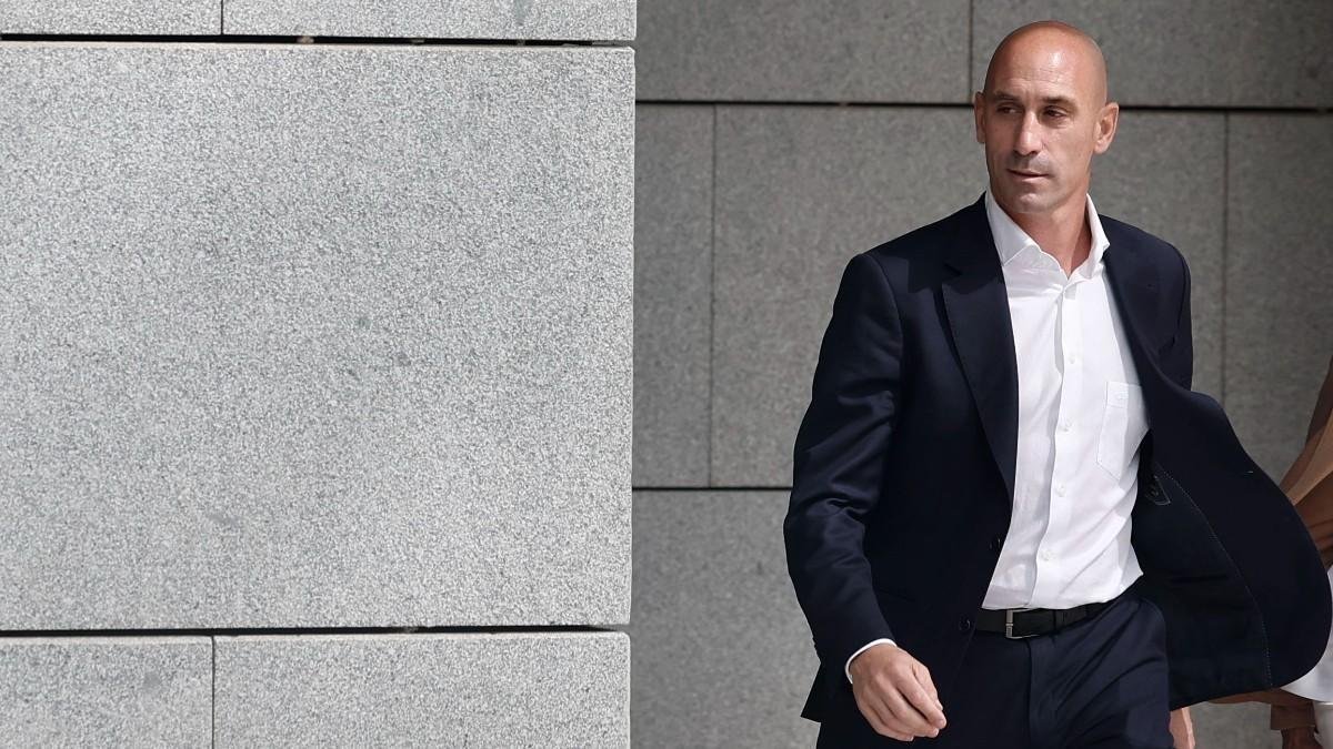 Fiscalía pide 2,5 años de cárcel a Rubiales por el beso a Jenni Hermoso y 100.000 euros de indemnización.