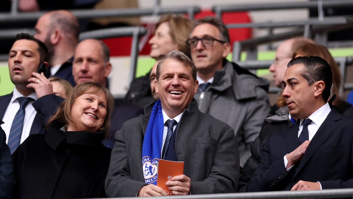 Todd Boehly mira uno de los partidos del Chelsea.