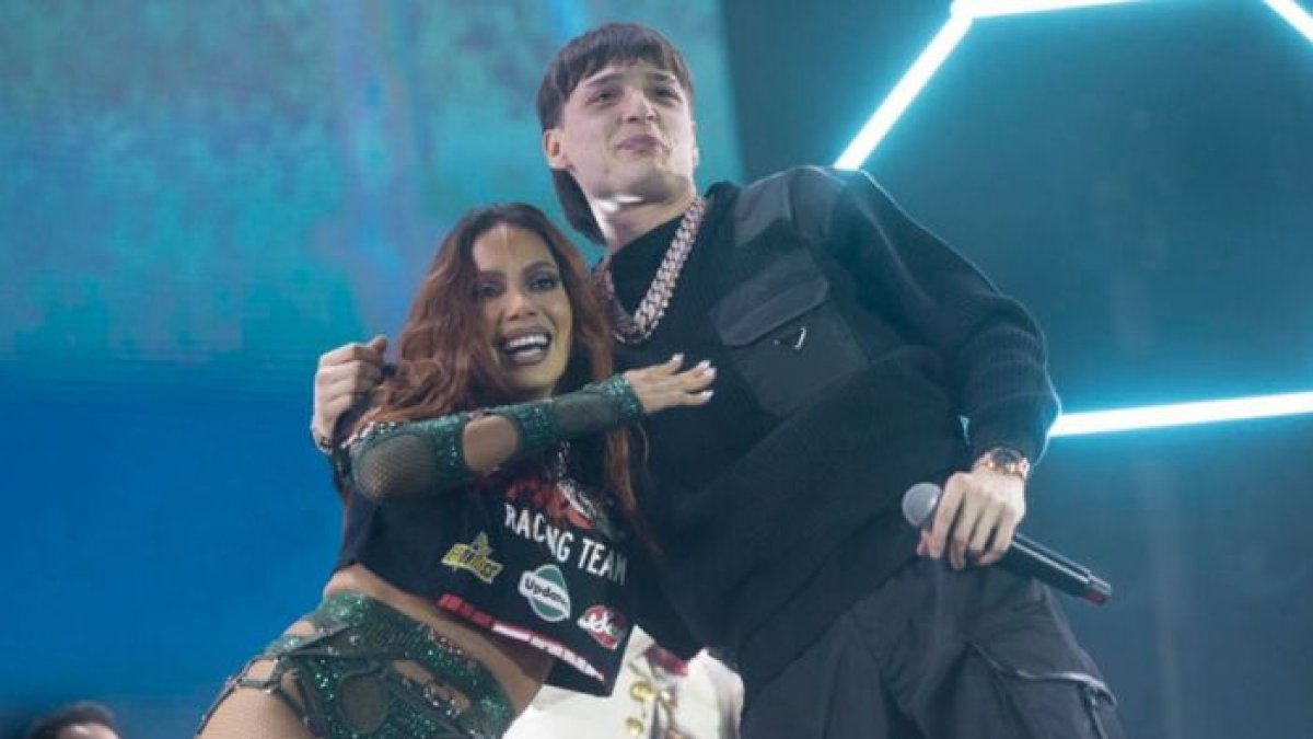 Anitta y Peso Pluma compartiendo escenario en famoso festival
