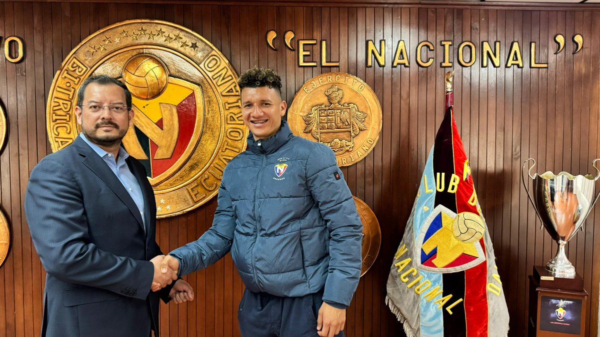 Marcos Pazos, presidente de El Nacional, junto al delantero Byron Palacios, quien seguirá con los puros criollos.