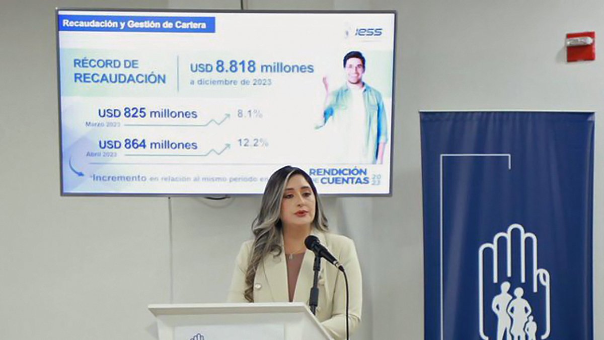 La directora general (subrogante) del IESS, Milena Charfuelán, durante el acto de rendición de cuentas, el 27 de marzo, en Quito.