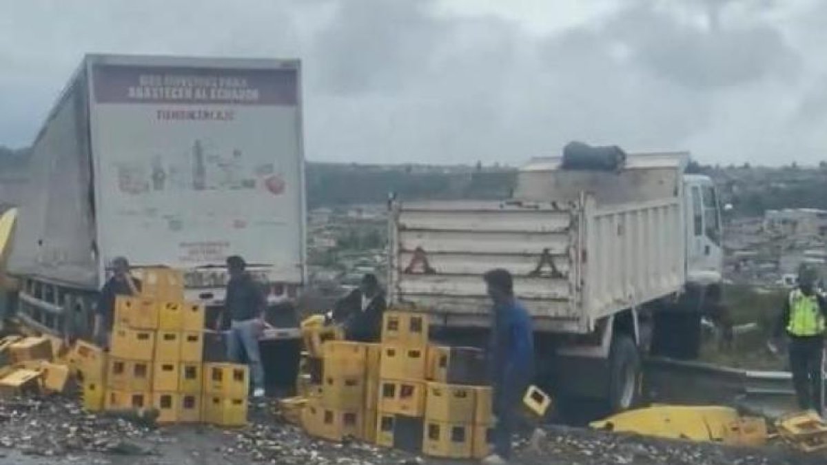 Daño. Imágenes del choque en la Simón Bolívar, ayer por la mañana.