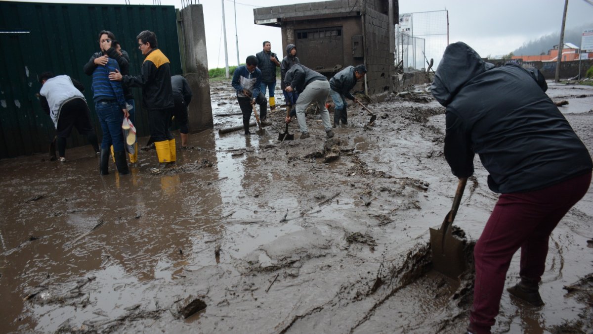 Los vecinos de La Comuna removieron el fango de las calles y casas, entre reclamos hacia las autoridades.