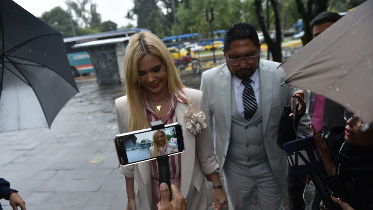Carolina Jaume llegando a la Fiscalía a rendir versión