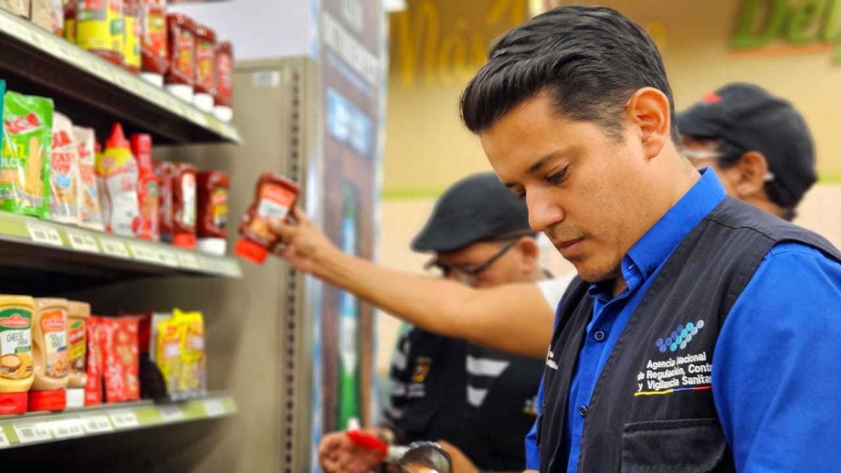 Operativo. Uno de los controles que la Arcsa ya ha realizado en Ecuador por los alimentos con plomo.