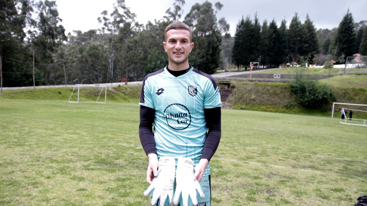 Felipe San Juan lleva su nombre en el guante derecho, y el de sus padres en el izquierdo.