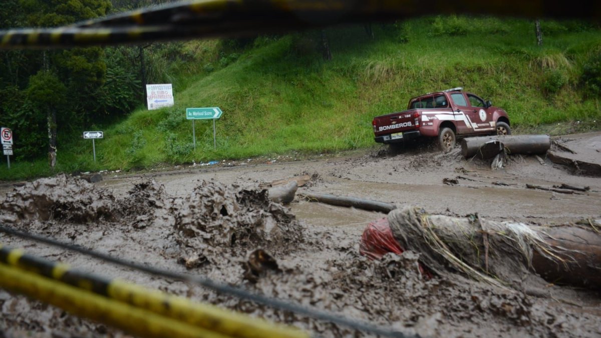 El agua, lodo y otros sedimentos salieron expulsados hacia las calles de La Comuna y La Gasca.