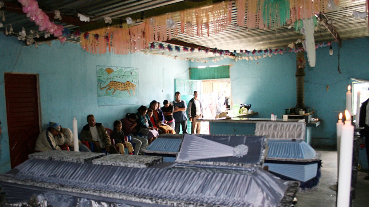 Habitantes del estado de Chiapas (México) velan a sus familiares que fallecieron en un enfrentamiento.