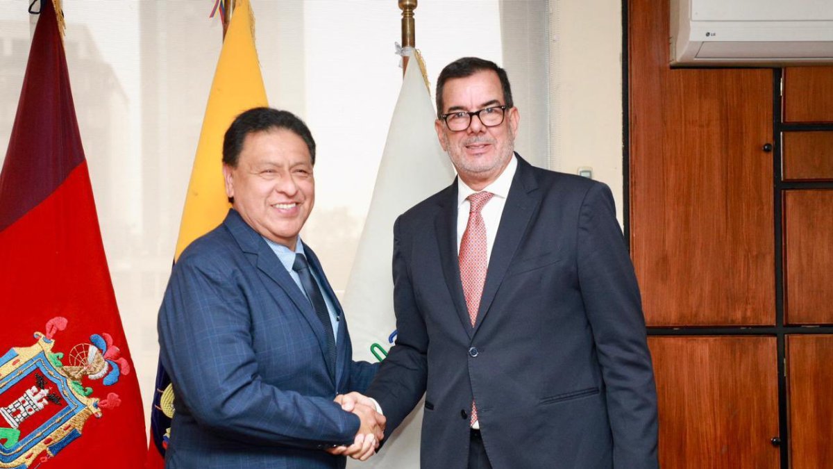 Jaime Otton Bernabé Erazo (izquierda) y el presidente del Consejo Directivo, Eduardo Peña, durante su posesión, el 2 de abril de 2024. El 29 de abril fue removido del cargo.