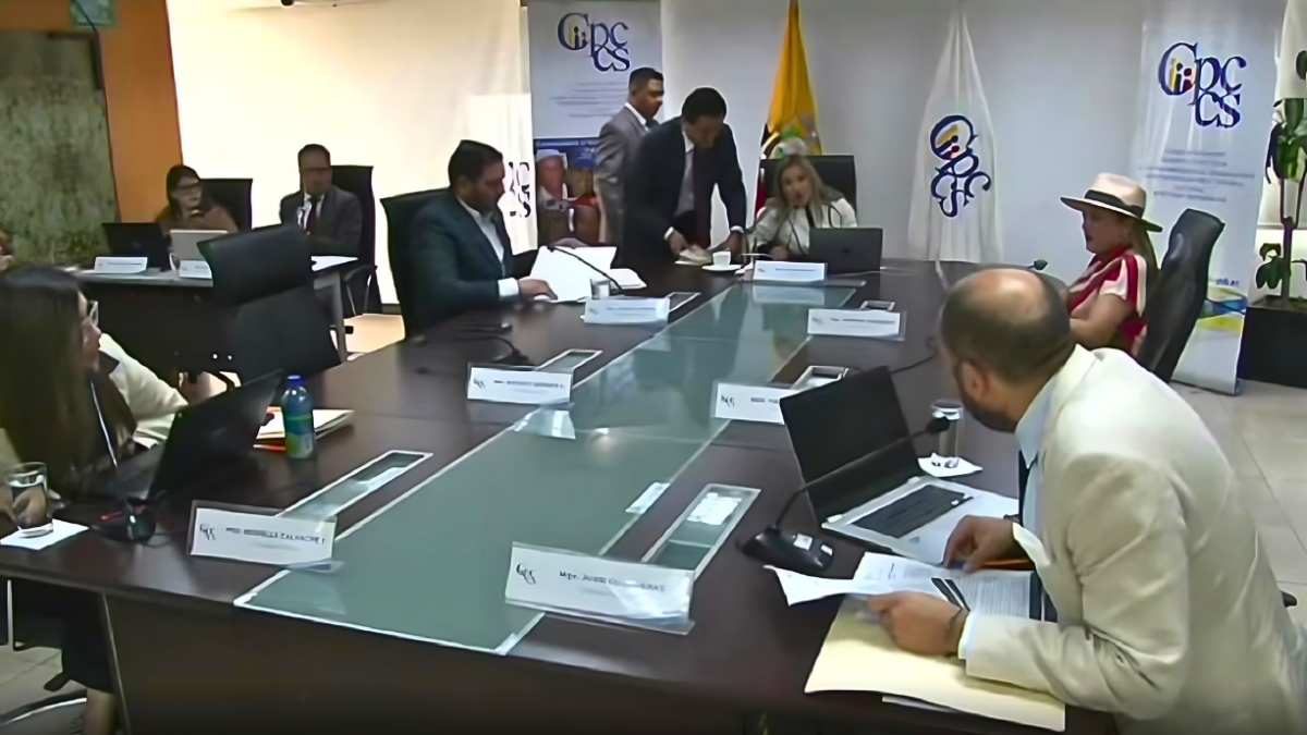 La presidenta del CPCCS, Nicole Bonifaz, suspende abruptamente la sesión del pleno.