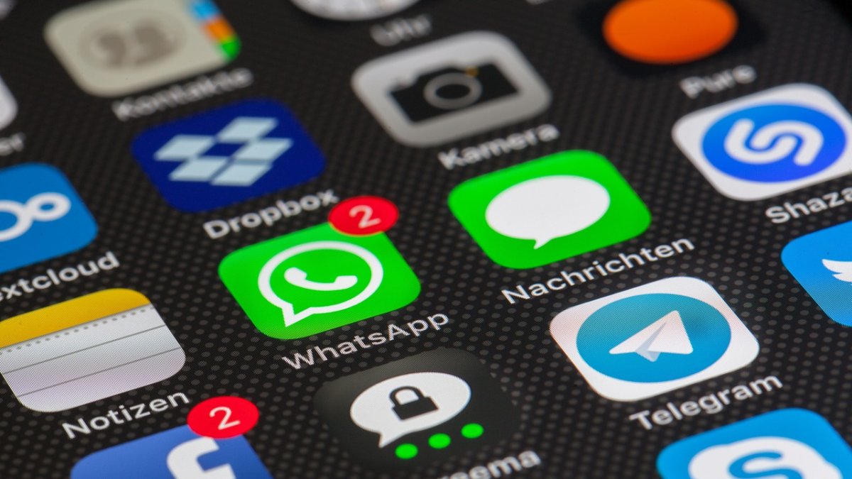 A través de redes sociales, como X, cientos de usuarios han reportado una caída en WhatsApp