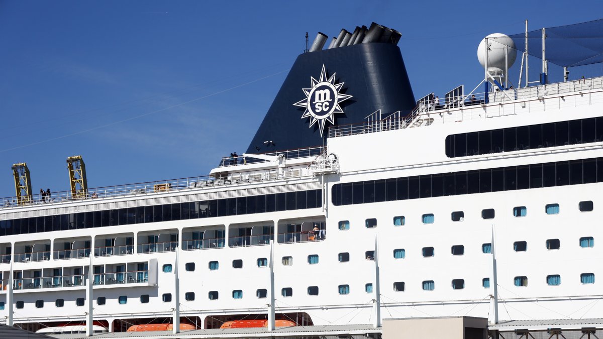 Un crucero donde viajan 69 bolivianos no autorizados a desembarcar en el puerto español de Barcelona.