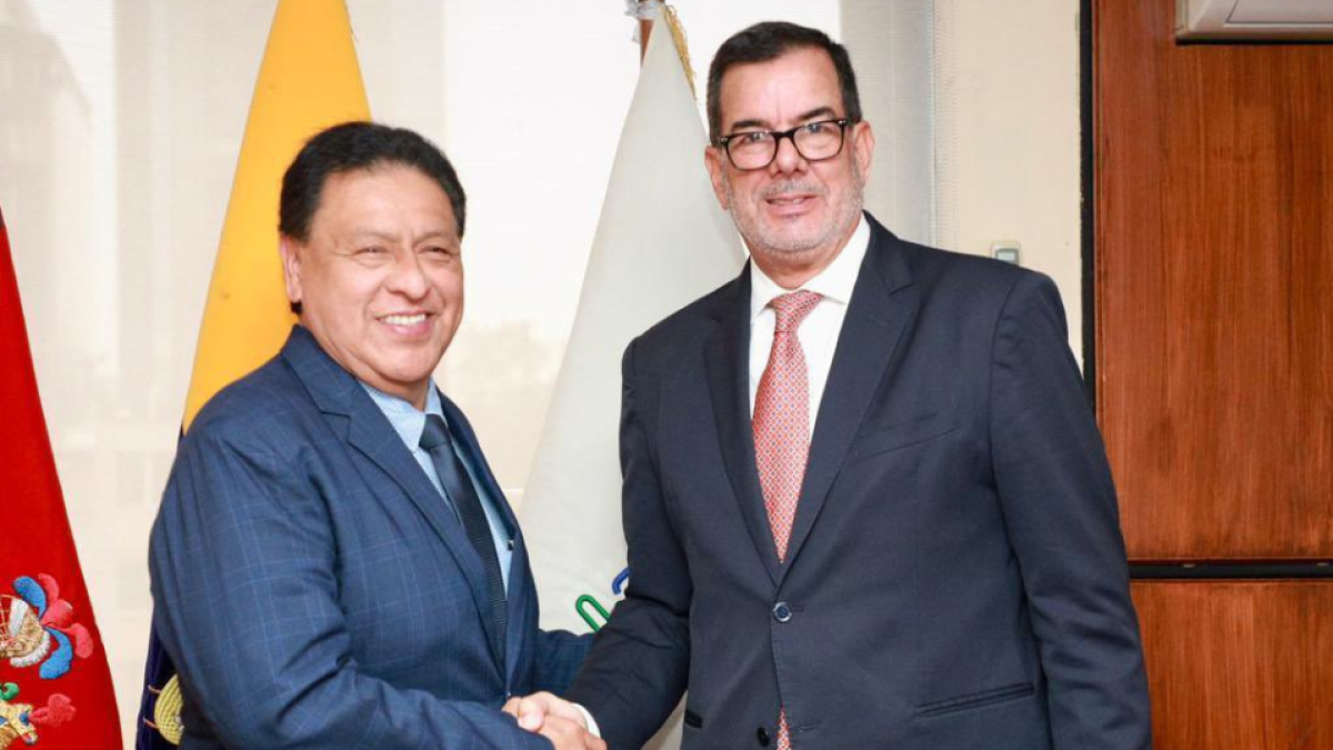 Jaime Otton Bernabé Erazo (izquierda) es el nuevo director general del Instituto Ecuatoriano de Seguridad Social (IESS). Lo saluda el presidente del Consejo Directivo, Eduardo Peña.