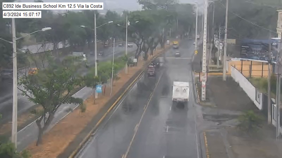 Intensa lluvia se registró en vía a la costa.