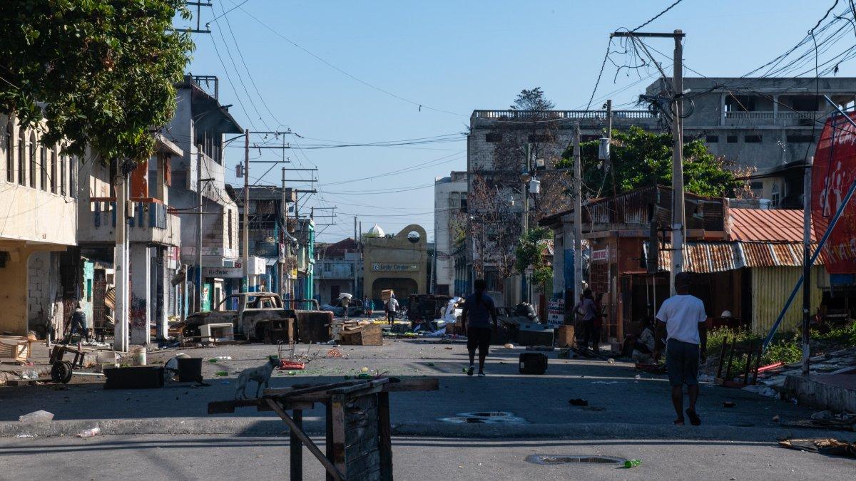 Una calle, menos concurrida de lo habitual, aledaña a Champs Mars, la principal plaza pública de la ciudad, este martes en Puerto Príncipe (Haití).