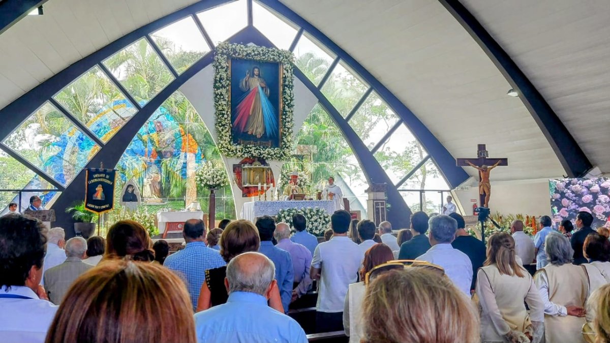Escena. Los miles de devotos culminan jornada de fe con una Eucaristía.