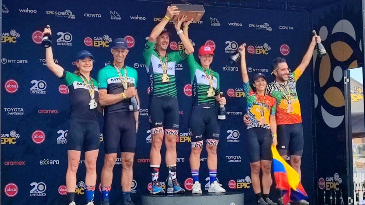 Ana Isabel Idrovo y Felipe Egüez (d) con la bandera tricolor en el podio de la competencia.