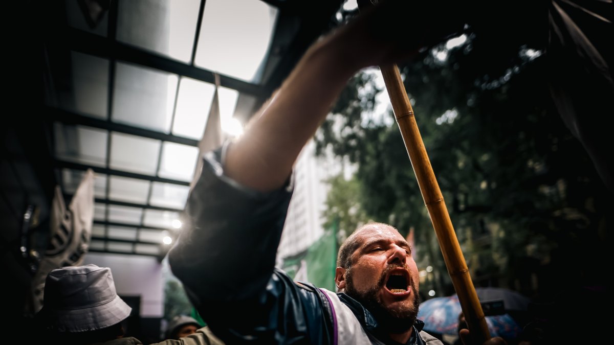 Varias personas protestan este miércoles 3 de abril de 2024 en Buenos Aires (Argentina).