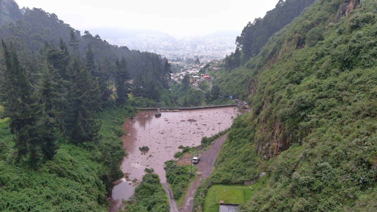Esta es la represa Rumipamba, los vecinos sienten temor de que exista un colapso o desbordamiento del agua por las constantes lluvias y se forme un aluvión.